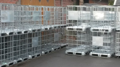 IBC Gitterboxen (Schütz / Mauser) auf Stahlpaletten