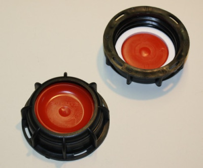 Offene IBC Hahn-Kappe DN50 S60x6 in schwarz mit roter PE-Scheibe (SCHÜTZ-artige)